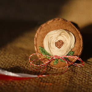 Broșă FLOAREA DORULUI [alb]