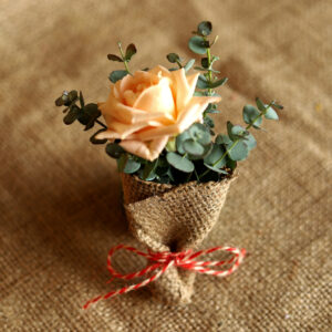 Buchețel nemuritor cu trandafir și eucalipt